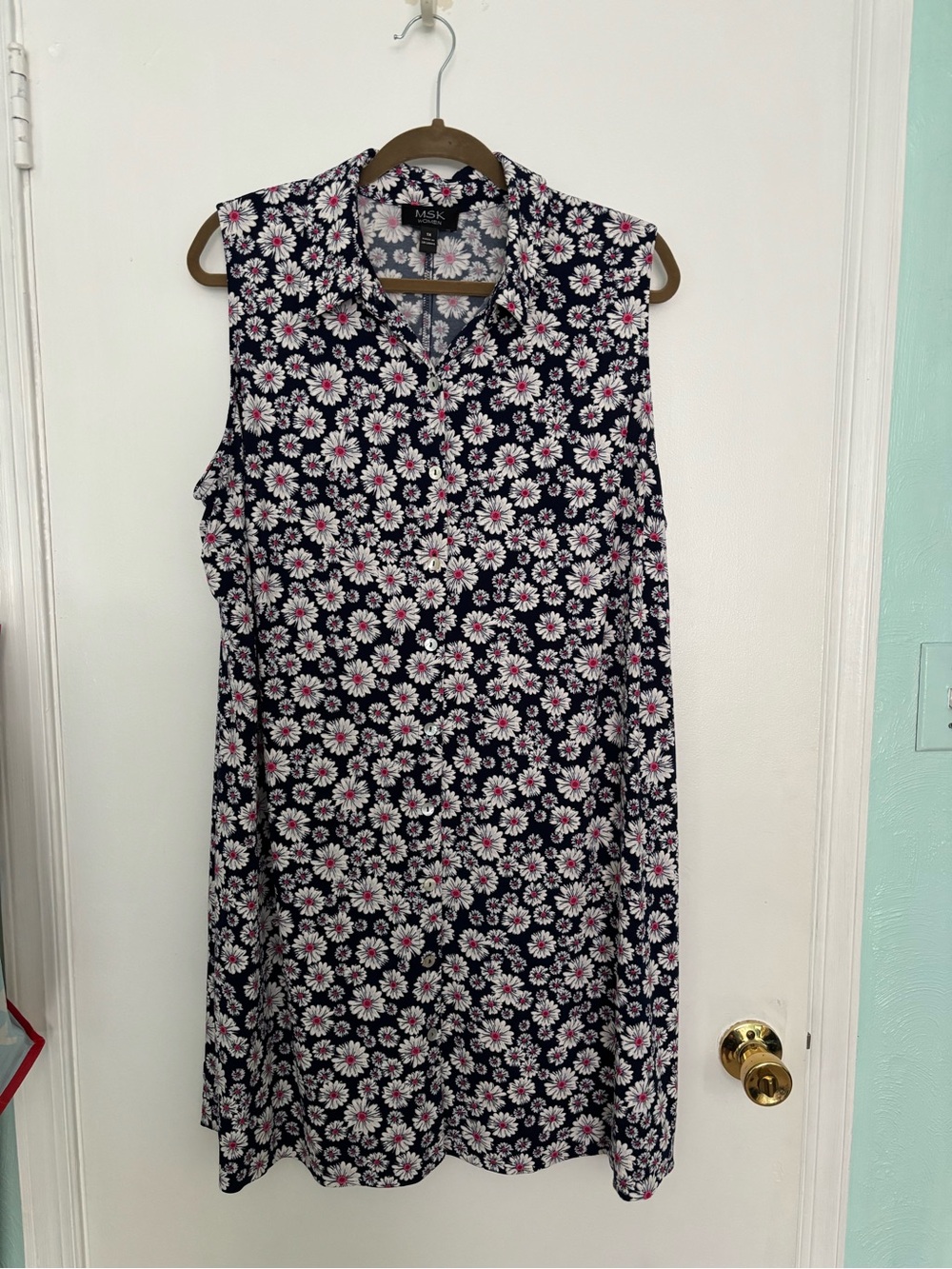 MSK Sleeveless Floral Shift Dress in Navy with White & Pink Daisies 1X